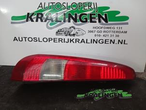 Gebruikte Achterlicht links Ford Fiesta 5 (JD/JH) 1.4 TDCi Prijs € 35,00 Margeregeling aangeboden door Autosloperij Kralingen B.V.