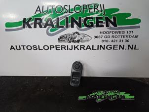 Gebruikte Ruit schakelaar elektrisch Opel Vivaro 1.9 DI Prijs € 25,00 Margeregeling aangeboden door Autosloperij Kralingen B.V.