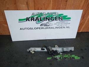 Gebruikte Raammechaniek 4Deurs links-voor Renault Scénic II (JM) 1.6 16V Prijs € 50,00 Margeregeling aangeboden door Autosloperij Kralingen B.V.