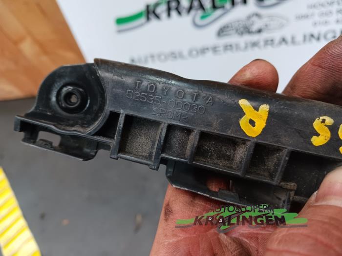 Bumpersteun rechts-voor van een Toyota Yaris II (P9) 1.3 16V VVT-i 2008