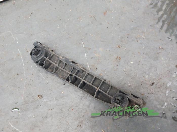 Bumpersteun rechts-voor van een Toyota Yaris II (P9) 1.3 16V VVT-i 2008