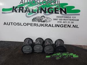 Gebruikte Luchtrooster Dashboard Volkswagen Caddy III (2KA,2KH,2CA,2CH) 2.0 SDI Prijs € 9,99 Margeregeling aangeboden door Autosloperij Kralingen B.V.