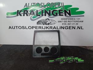 Gebruikte Radio omlijsting Volkswagen Caddy III (2KA,2KH,2CA,2CH) 2.0 SDI Prijs € 20,00 Margeregeling aangeboden door Autosloperij Kralingen B.V.