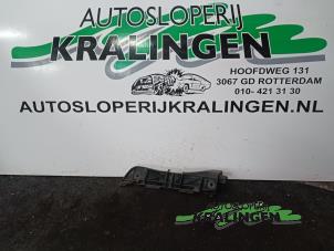 Gebruikte Bumpersteun links-voor Toyota Avensis Wagon (T25/B1E) 2.0 16V VVT-i D4 Prijs € 25,00 Margeregeling aangeboden door Autosloperij Kralingen B.V.