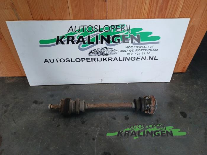 Gebruikte Aandrijfas rechts-achter Mercedes SLK (R170) 2.3 230 K 16V Prijs € 49,99 Margeregeling aangeboden door Autosloperij Kralingen B.V.