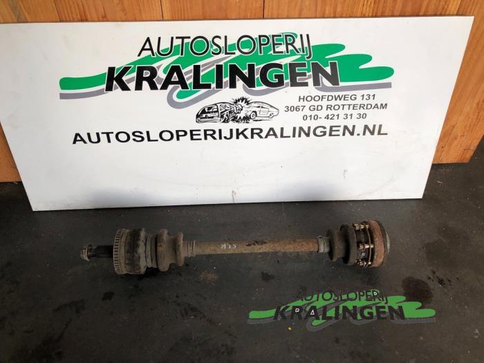 Gebruikte Aandrijfas links-achter Mercedes CLK (C208) 2.0 200 16V Prijs € 49,99 Margeregeling aangeboden door Autosloperij Kralingen B.V.