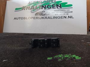 Gebruikte Ruit schakelaar elektrisch Volkswagen Passat (3B3) 2.3 V5 20V Prijs € 19,99 Margeregeling aangeboden door Autosloperij Kralingen B.V.