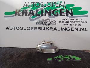 Gebruikte Handgreep Kia Carens II (FJ) 1.8i 16V Prijs € 40,00 Margeregeling aangeboden door Autosloperij Kralingen B.V.