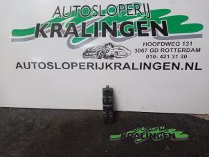 Gebruikte Ruit schakelaar elektrisch Volkswagen Passat (3B3) 2.3 V5 20V Prijs € 25,00 Margeregeling aangeboden door Autosloperij Kralingen B.V.