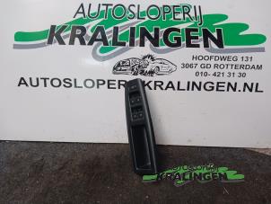 Gebruikte Schakelaar Elektrisch Raam Volkswagen Polo IV (9N1/2/3) 1.9 SDI Prijs € 25,00 Margeregeling aangeboden door Autosloperij Kralingen B.V.