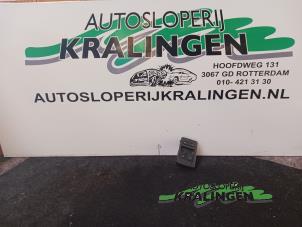 Gebruikte Ruit schakelaar elektrisch Volkswagen Lupo (6X1) 1.4 60 Prijs € 20,00 Margeregeling aangeboden door Autosloperij Kralingen B.V.