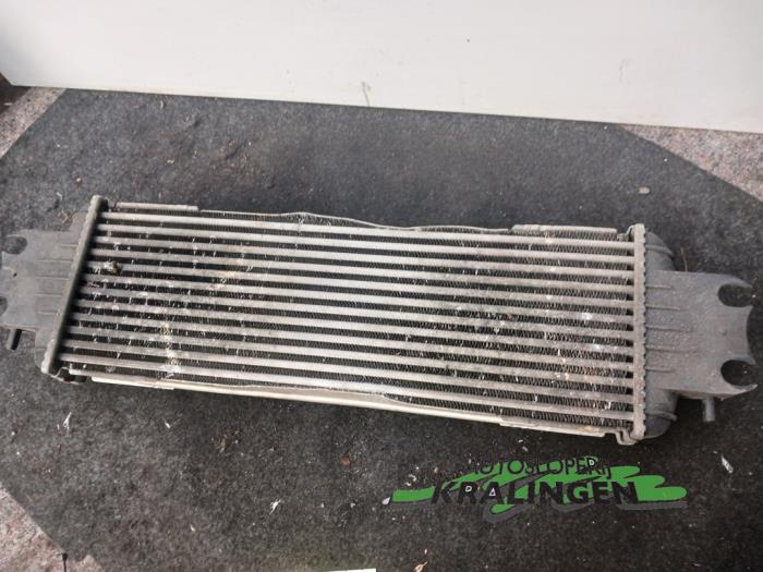 Intercooler van een Opel Vivaro 1.9 DI 2005