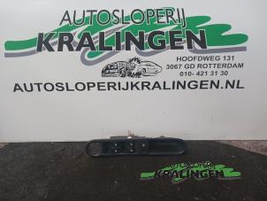 Gebruikte Ruit schakelaar elektrisch Renault Espace (JK) 2.0 16V Turbo Prijs € 19,99 Margeregeling aangeboden door Autosloperij Kralingen B.V.