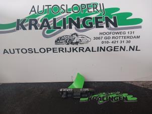 Gebruikte Schakelaar achterklep Opel Corsa D 1.2 16V Prijs € 40,00 Margeregeling aangeboden door Autosloperij Kralingen B.V.