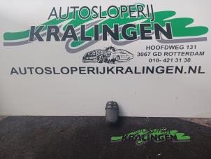 Gebruikte Elektrisch Raam Schakelaar Ford Focus 1 1.6 16V Prijs € 19,99 Margeregeling aangeboden door Autosloperij Kralingen B.V.