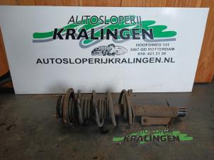 Gebruikte Schokbreker rechts-voor Ford Focus 1 Wagon 1.6 16V Prijs € 50,00 Margeregeling aangeboden door Autosloperij Kralingen B.V.