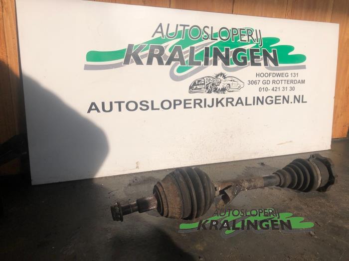 Gebruikte Aandrijfas links-voor Seat Leon (1M1) 1.6 16V Prijs € 24,99 Margeregeling aangeboden door Autosloperij Kralingen B.V.