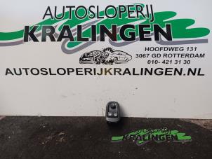 Gebruikte Ruit schakelaar elektrisch Peugeot 206 (2A/C/H/J/S) 1.4 XR,XS,XT,Gentry Prijs € 19,99 Margeregeling aangeboden door Autosloperij Kralingen B.V.