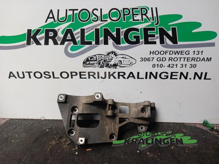 Gebruikte Dynamosteun onder Volkswagen Golf V (1K1) 2.0 FSI 16V Prijs € 29,99 Margeregeling aangeboden door Autosloperij Kralingen B.V.