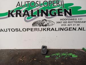 Gebruikte Elektrisch Raam Schakelaar Lancia Ypsilon (843) 1.4 16V Prijs € 9,99 Margeregeling aangeboden door Autosloperij Kralingen B.V.