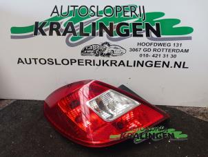Gebruikte Achterlicht links Opel Corsa D 1.4 16V Twinport Prijs € 40,00 Margeregeling aangeboden door Autosloperij Kralingen B.V.