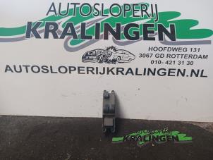 Gebruikte Raam schakelaar elektrisch Nissan Micra (K11) 1.3 LX,SLX 16V Prijs € 25,00 Margeregeling aangeboden door Autosloperij Kralingen B.V.