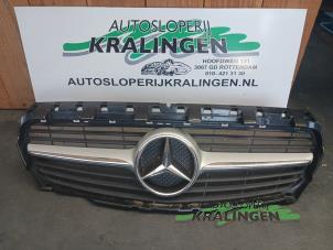 Gebruikte Grille Mercedes CLA (117.3) 2.0 CLA-220 Turbo 16V Prijs € 100,00 Margeregeling aangeboden door Autosloperij Kralingen B.V.