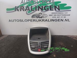 Gebruikte Luchtrooster Dashboard Peugeot 207/207+ (WA/WC/WM) 1.4 16V Prijs € 19,99 Margeregeling aangeboden door Autosloperij Kralingen B.V.