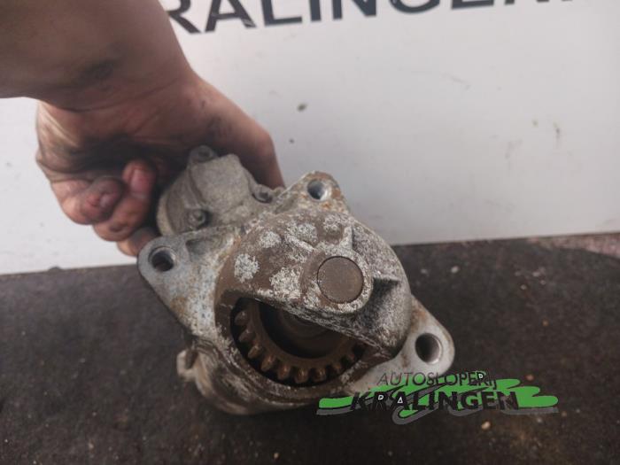 Startmotor van een Ford Fiesta 4 1.25 16V 1998