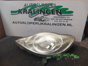 Gebruikte Koplamp links Peugeot 107 1.0 12V Prijs € 25,00 Margeregeling aangeboden door Autosloperij Kralingen B.V.