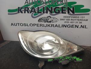 Gebruikte Rechter Koplamp Peugeot 107 1.0 12V Prijs € 25,00 Margeregeling aangeboden door Autosloperij Kralingen B.V.