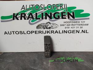 Gebruikte Elektrisch Raam Schakelaar Volvo V40 (VW) 2.0 16V Prijs € 25,00 Margeregeling aangeboden door Autosloperij Kralingen B.V.