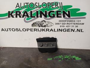 Gebruikte AUX/USB aansluiting Peugeot 208 I (CA/CC/CK/CL) 1.2 Vti 12V PureTech 82 Prijs € 25,00 Margeregeling aangeboden door Autosloperij Kralingen B.V.