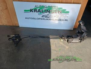 Gebruikte Schakelkabel Versnellingsbak Peugeot 208 I (CA/CC/CK/CL) 1.2 Vti 12V PureTech 82 Prijs € 50,00 Margeregeling aangeboden door Autosloperij Kralingen B.V.