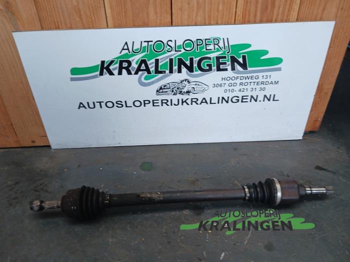 Gebruikte Aandrijfas rechts-voor Peugeot 208 I (CA/CC/CK/CL) 1.2 Vti 12V PureTech 82 Prijs € 24,99 Margeregeling aangeboden door Autosloperij Kralingen B.V.