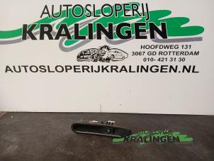 Gebruikte Ruit schakelaar elektrisch Renault Espace (JK) 3.5 V6 24V Grand Espace Prijs € 9,99 Margeregeling aangeboden door Autosloperij Kralingen B.V.