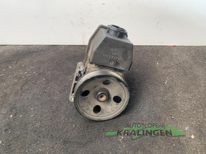 Gebruikte Pomp Servo Mercedes CLK (C208) 2.0 200K Evo 16V Prijs € 50,00 Margeregeling aangeboden door Autosloperij Kralingen B.V.