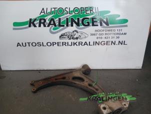 Gebruikte Draagarm links-voor Volkswagen Golf Plus (5M1/1KP) 1.6 FSI 16V Prijs € 50,00 Margeregeling aangeboden door Autosloperij Kralingen B.V.