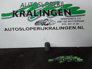 Gebruikte Raam schakelaar elektrisch Ford Focus 1 Wagon 1.6 16V Prijs € 19,99 Margeregeling aangeboden door Autosloperij Kralingen B.V.