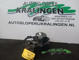 Gebruikte Aanjager Renault Clio II (BB/CB) 1.2 16V Prijs € 35,00 Margeregeling aangeboden door Autosloperij Kralingen B.V.