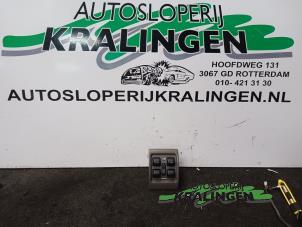 Gebruikte Ruit schakelaar elektrisch Chrysler PT Cruiser 2.0 16V Prijs € 29,99 Margeregeling aangeboden door Autosloperij Kralingen B.V.