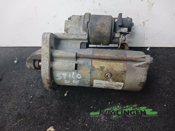 Startmotor van een Fiat Stilo (192A/B) 2.4 20V Abarth 3-Drs. 2002