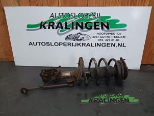Gebruikte Schokdemper links-voor Kia Rio II (DE) 1.4 16V Prijs € 50,00 Margeregeling aangeboden door Autosloperij Kralingen B.V.