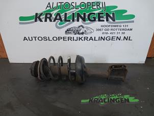 Gebruikte Schokdemper rechts-voor Renault Clio II (BB/CB) 1.2 Prijs € 50,00 Margeregeling aangeboden door Autosloperij Kralingen B.V.