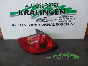 Gebruikte Achterlicht links Peugeot 206 (2A/C/H/J/S) 1.4 XR,XS,XT,Gentry Prijs € 25,00 Margeregeling aangeboden door Autosloperij Kralingen B.V.