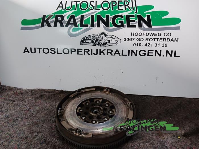 Gebruikte Vliegwiel dubbele massa Mercedes C Combi (S203) 2.2 C-200 CDI 16V Prijs € 150,00 Margeregeling aangeboden door Autosloperij Kralingen B.V.