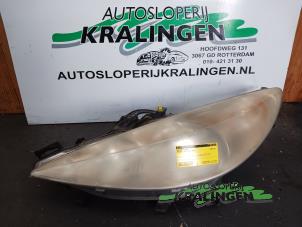 Gebruikte Koplamp links Peugeot 207/207+ (WA/WC/WM) 1.4 Prijs € 49,99 Margeregeling aangeboden door Autosloperij Kralingen B.V.