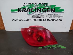 Gebruikte Achterlicht links Peugeot 307 (3A/C/D) 2.0 16V Prijs € 25,00 Margeregeling aangeboden door Autosloperij Kralingen B.V.