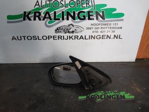 Gebruikte Spiegel Buiten links Nissan Almera (N16) 1.5 16V Prijs € 35,00 Margeregeling aangeboden door Autosloperij Kralingen B.V.