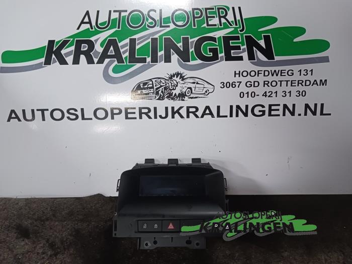 Gebruikte Display Interieur Opel Astra J (PC6/PD6/PE6/PF6) 1.7 CDTi 16V 125 Prijs € 25,00 Margeregeling aangeboden door Autosloperij Kralingen B.V.
